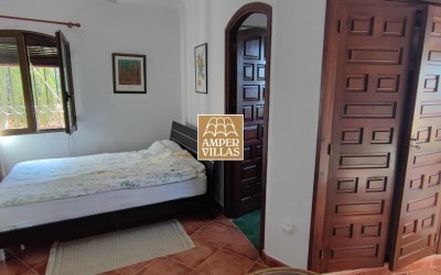 Bonito chalet mediterráneo con casa de invitados y impresionantes vistas panorámicas.